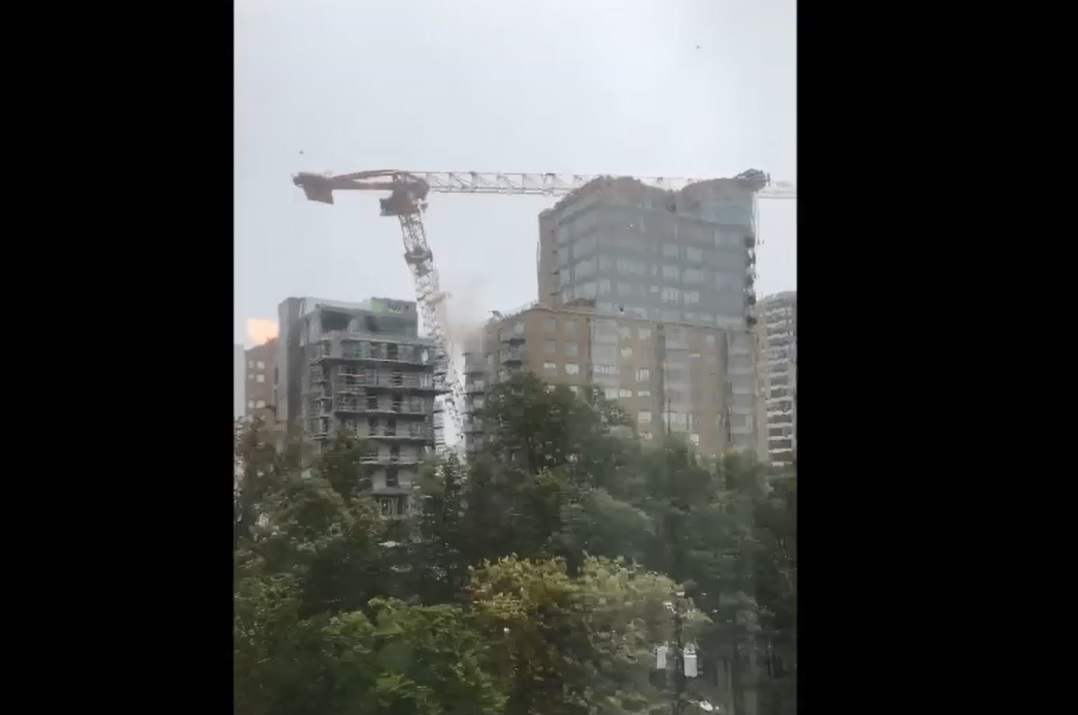 Ураган "Дориан" повалил строительный кран в канадском Галифаксе. Видео