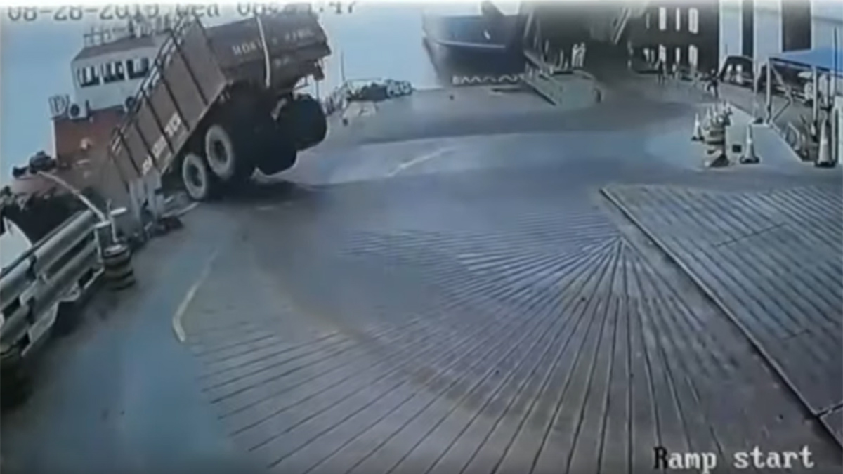 В Индии грузовик вылетел на причал и упал в море. Видео