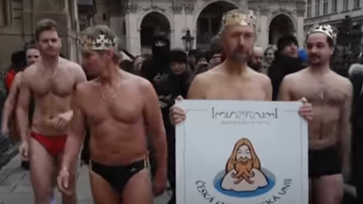 Десятки голых людей в коронах отметили в ледяной воде праздник Трех царей в Праге