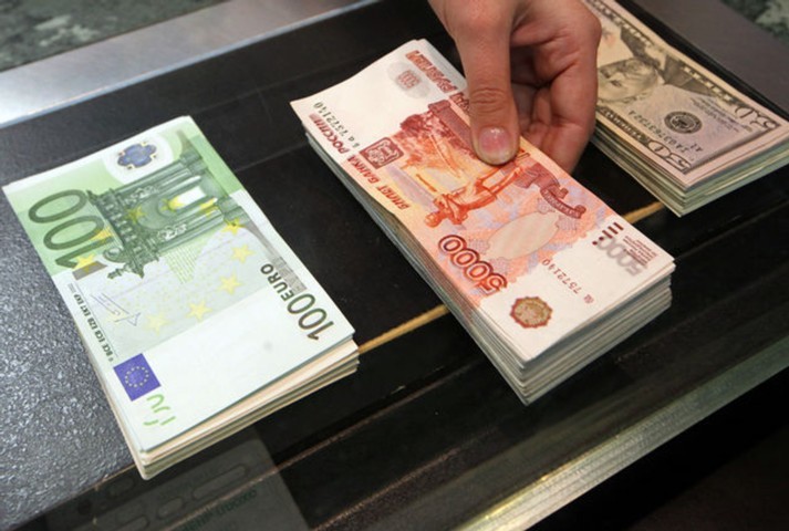 Банк России резко сократил покупку валюты для Минфина