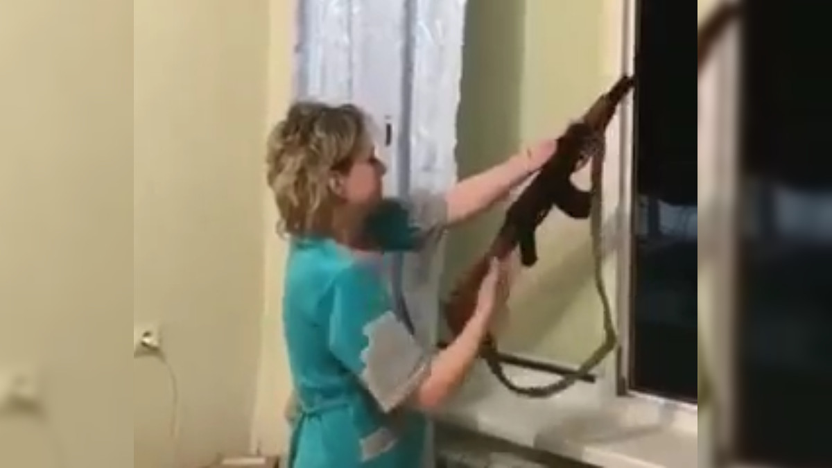 В социальных сетях разыскивают женщину, пустившую из окна автоматную очередь
