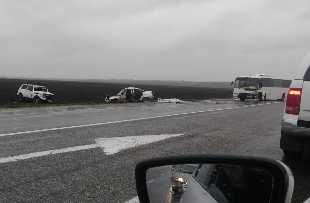Фатальное столкновение автобуса и двух авто под Анапой попало на видео