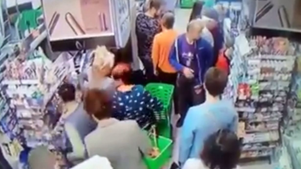 Пьяный покупатель чуть не свернул шею ребенку в киевском супермаркете