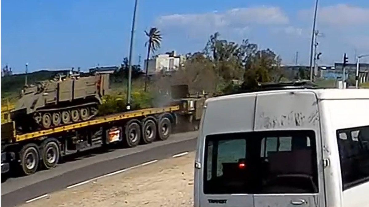 В Израиле с прицепа на дорогу рухнул бронетранспортер. Видео