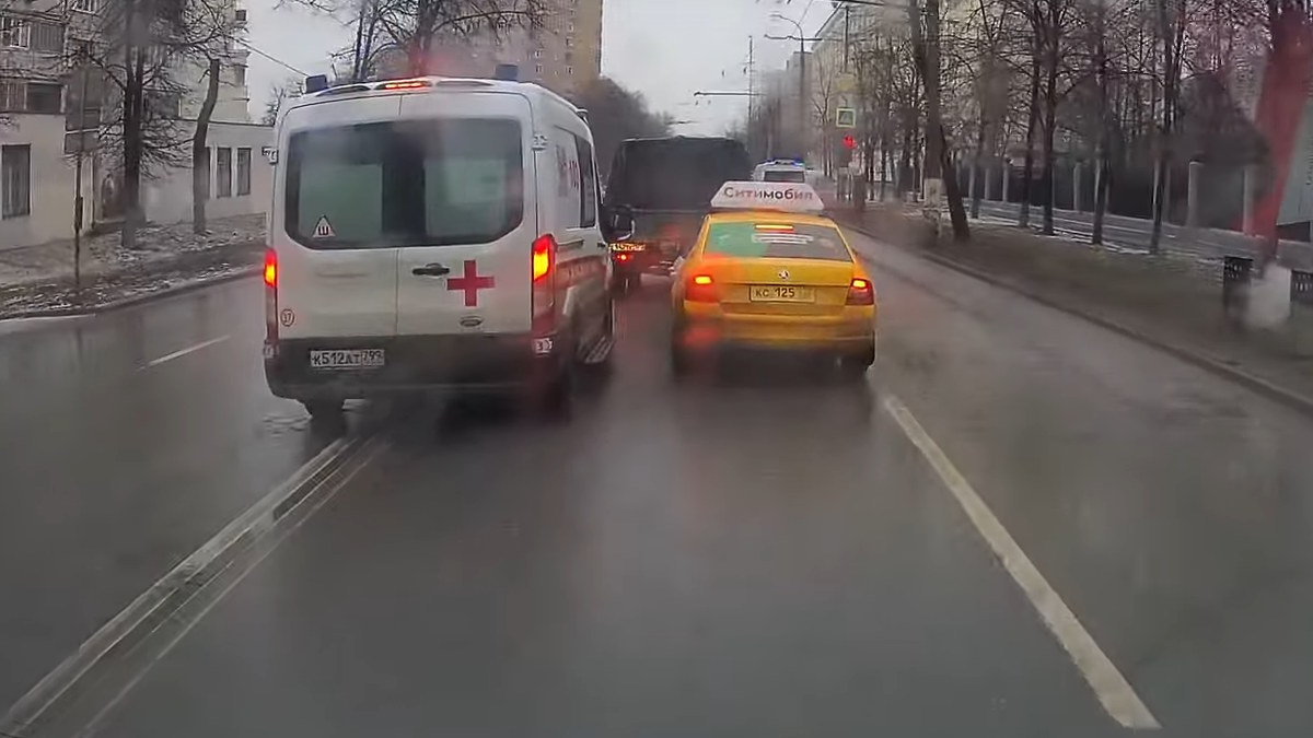 Такси и скорая устроили гонки на московской улице. Видео