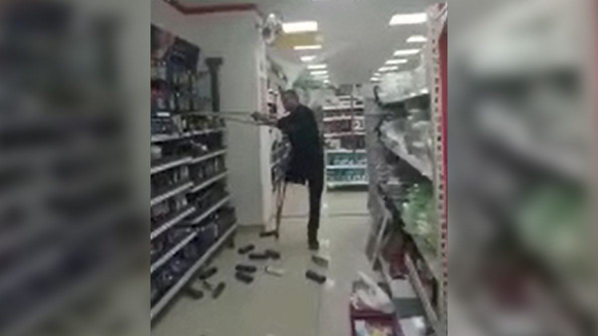 Одноногий дебошир разнес в Рязани продуктовый магазин. Видео