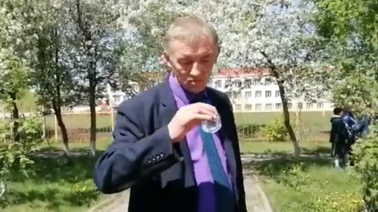 Кузбасский чиновник выпил воды с червями, чтобы успокоить жителей