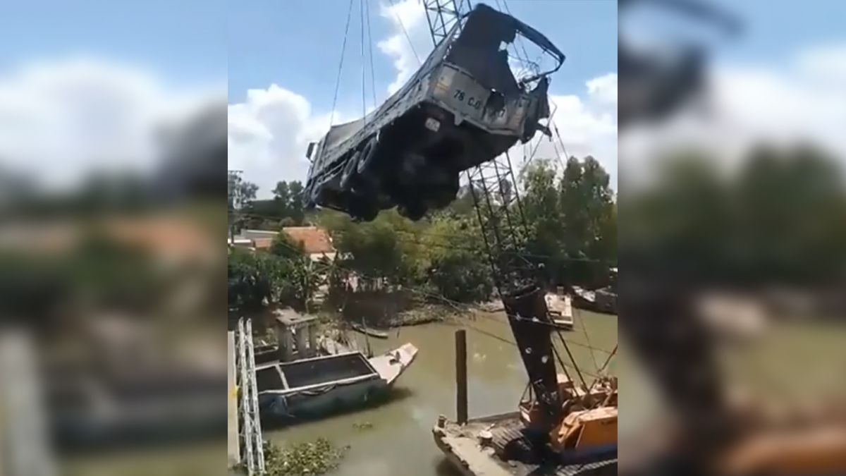 Разрушивший мост грузовик обломил подъемный кран. Видео