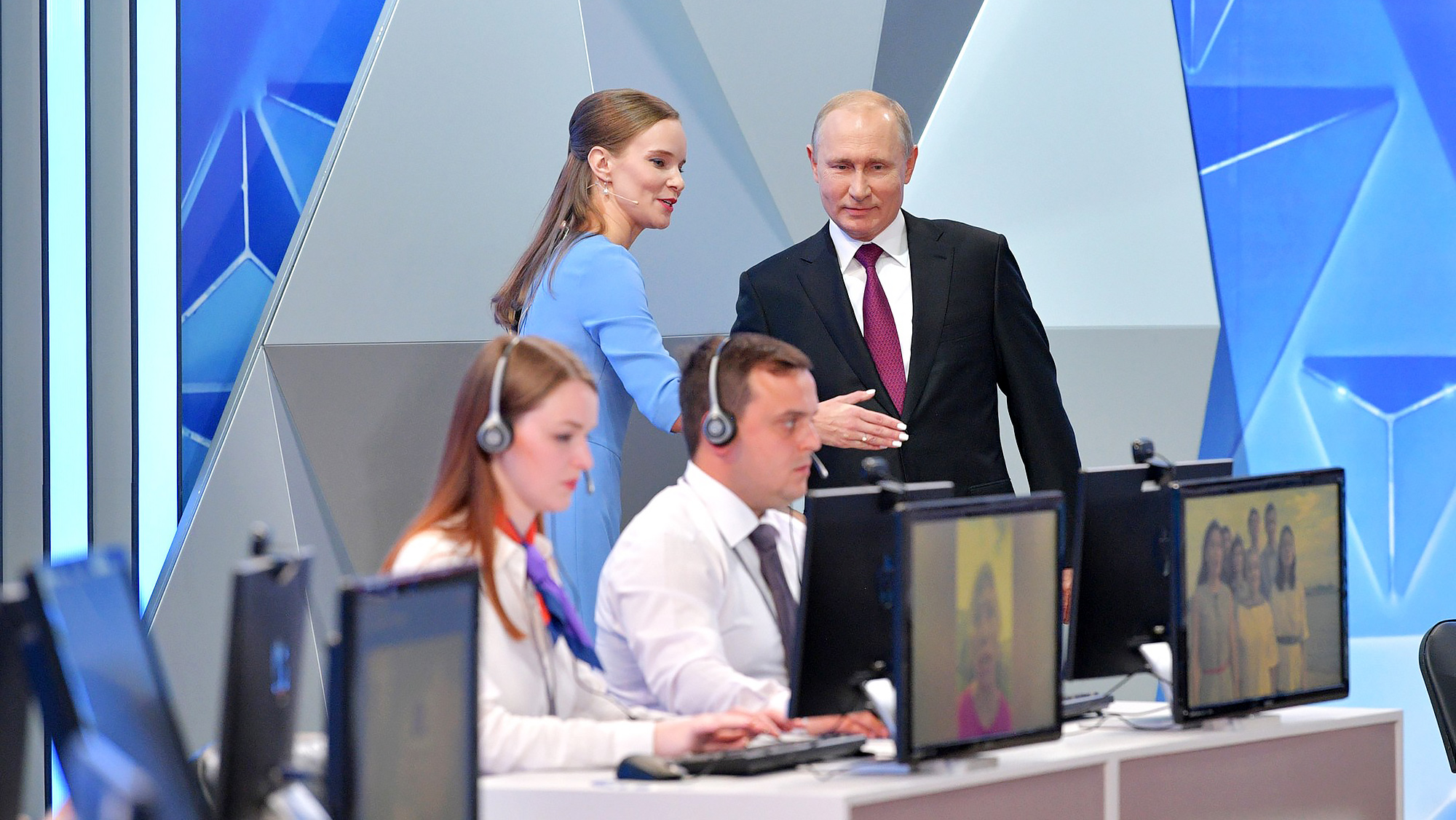 Путин одобрил прием девушек в Нахимовское морское училище