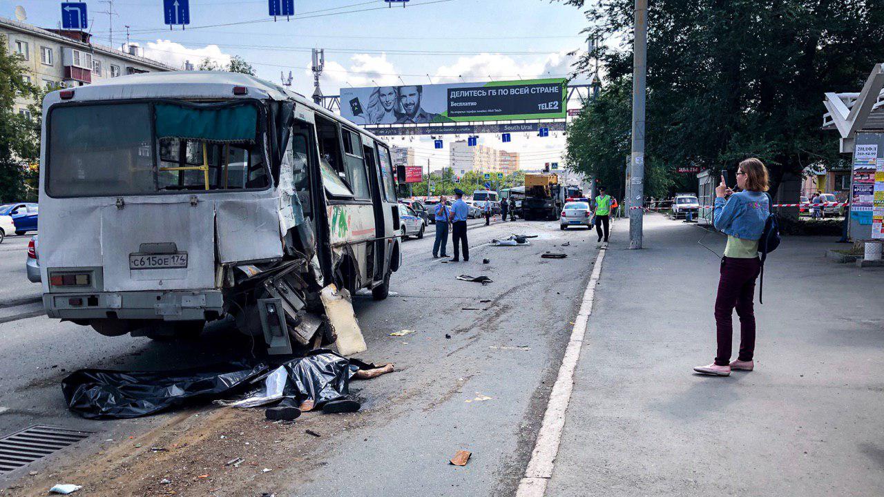 Протаранивший челябинские маршрутки автокран попал на видео