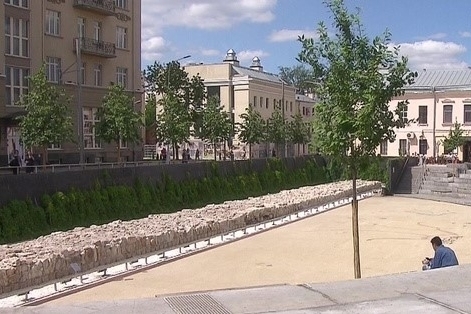 Московские власти объяснили, почему закрыли Хохловскую площадь