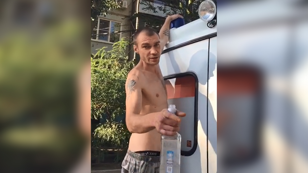 Пьяный астраханец почти час не давал уехать скорой с пациентом