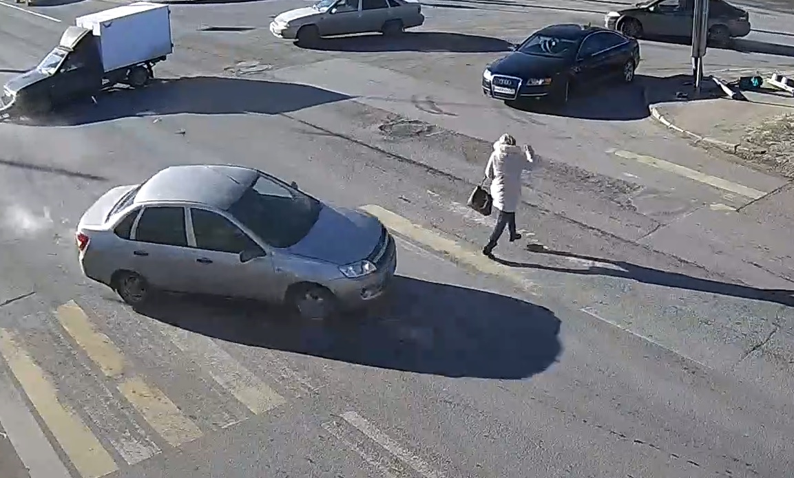 Серия из трех ДТП на одном перекрестке в Волгограде попала в объектив камеры наблюдения