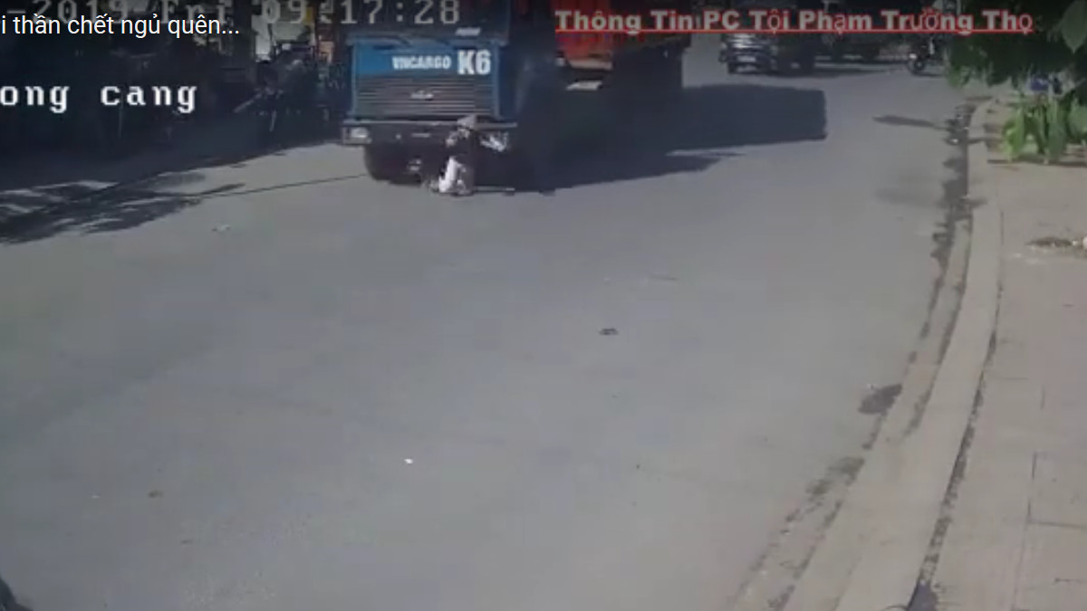 Во Вьетнаме грузовик МАЗ сбил зазевавшуюся велосипедистку. Видео