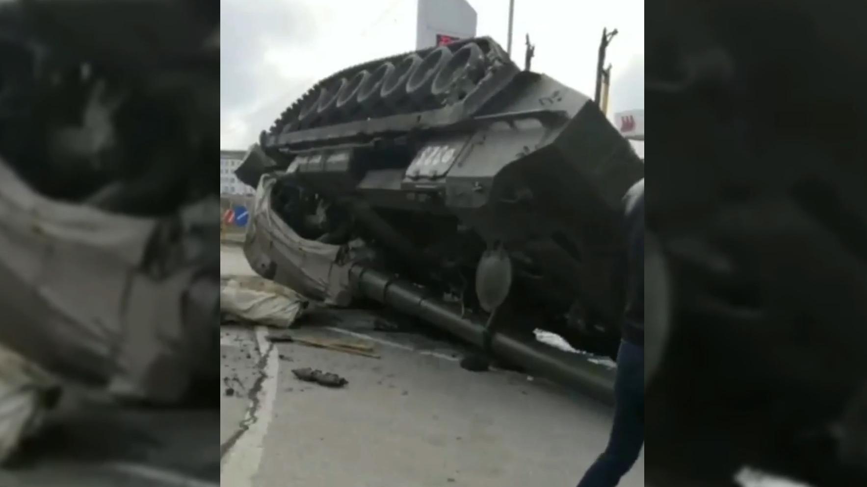 Самоходная гаубица свалилась с тягача на дороге в Магасе