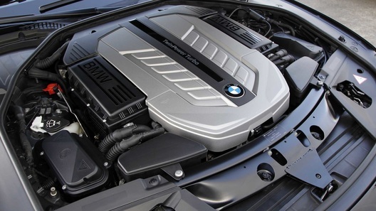 BMW пока не хочет отказываться от 12-цилиндровых моторов