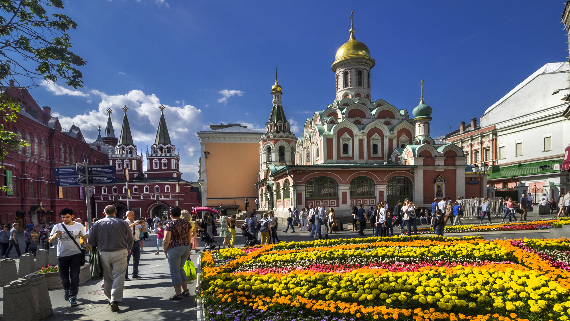 На Красной площади мужчина напал на алтарника Казанского собора