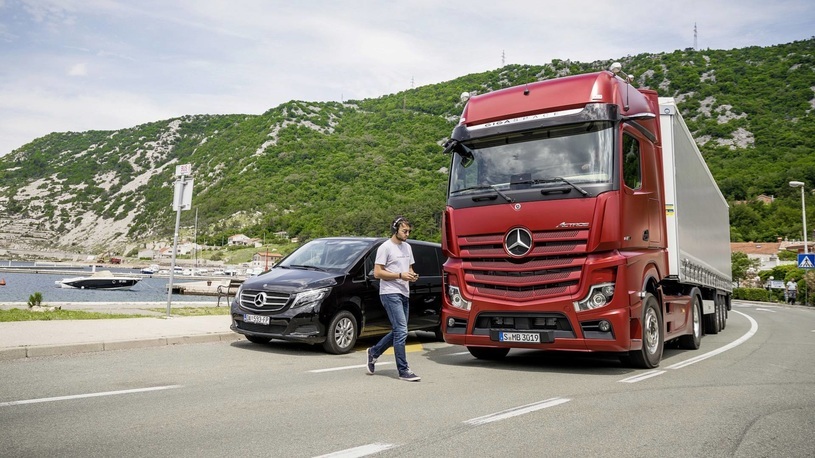 Сам рулит, сам тормозит: Mercedes-Benz готовит для России грузовик без зеркал