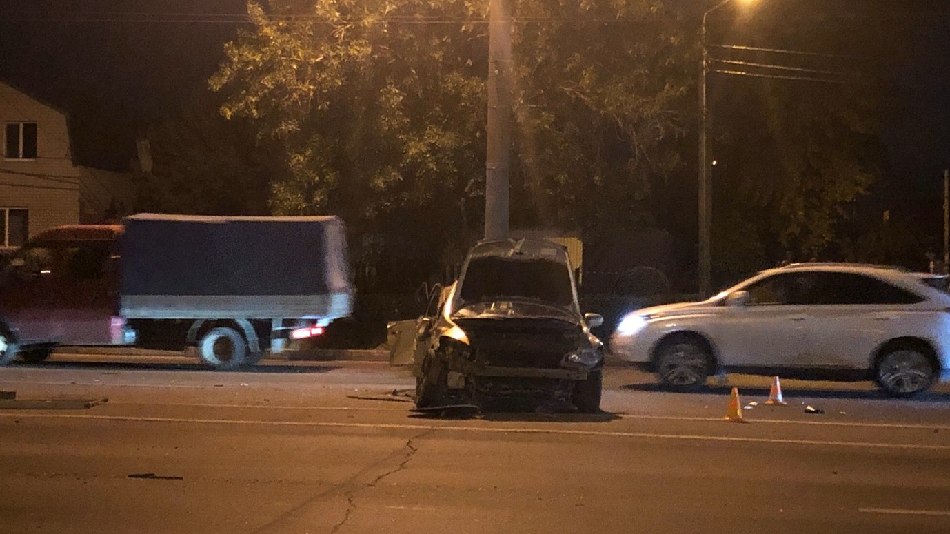 Вставшую на бок машину выбросило на встречную полосу после ДТП в Оренбурге