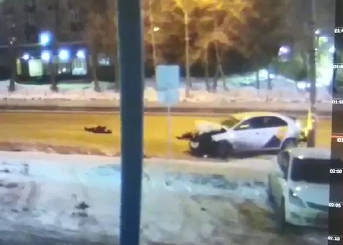 Страшная авария с пешеходами и такси в Новосибирске попала на видео