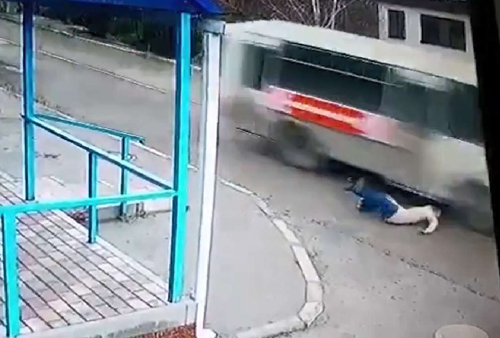 В Азове женщина потеряла сознание и едва не погибла под автобусом. Видео