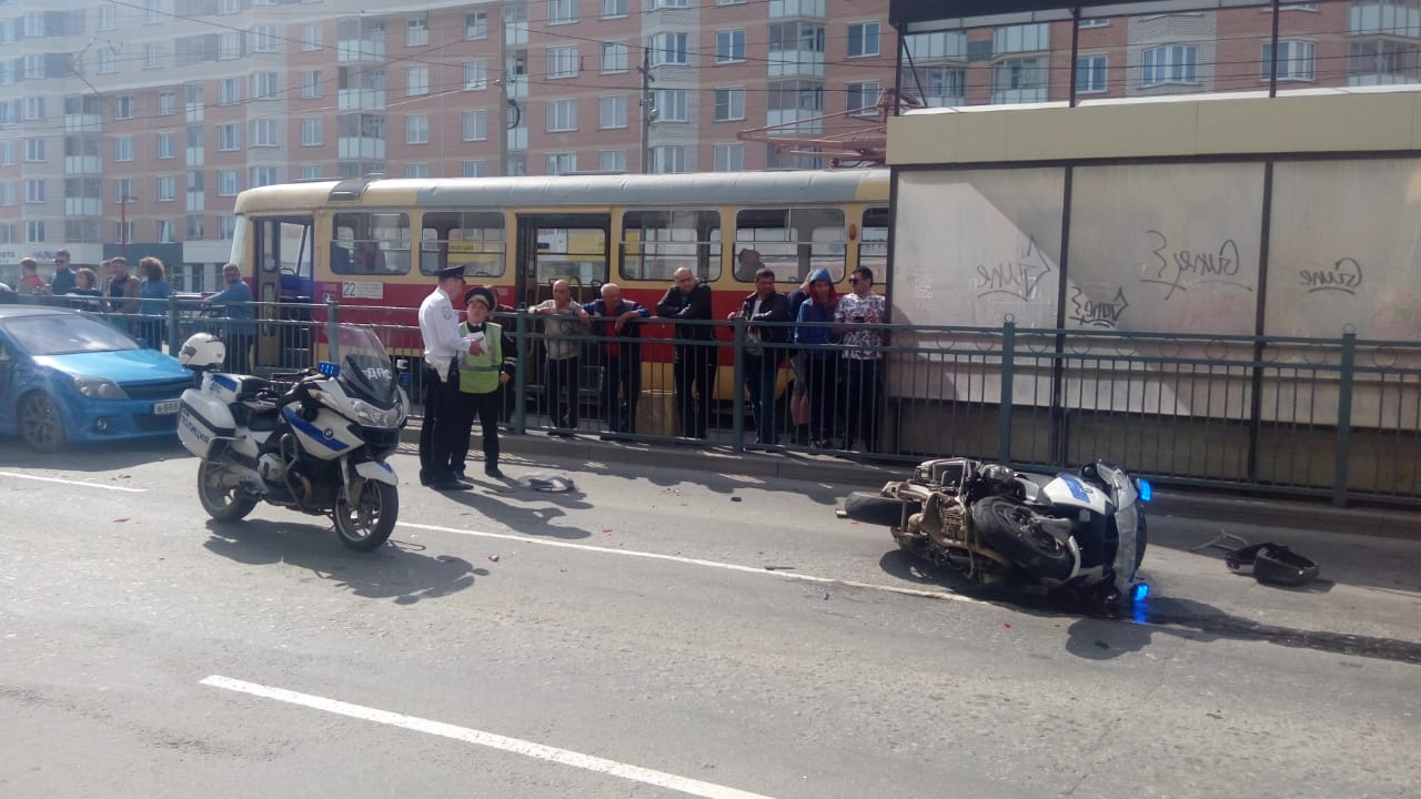 Полицейский из мотовзвода протаранил три машины во время погони за байкером
