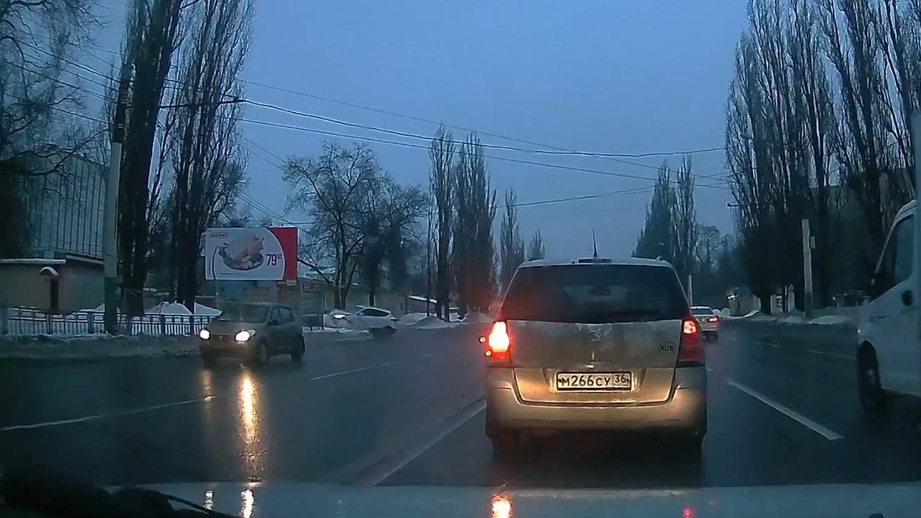 Воронежец протаранил три машины и дерево на угнанном кроссовере