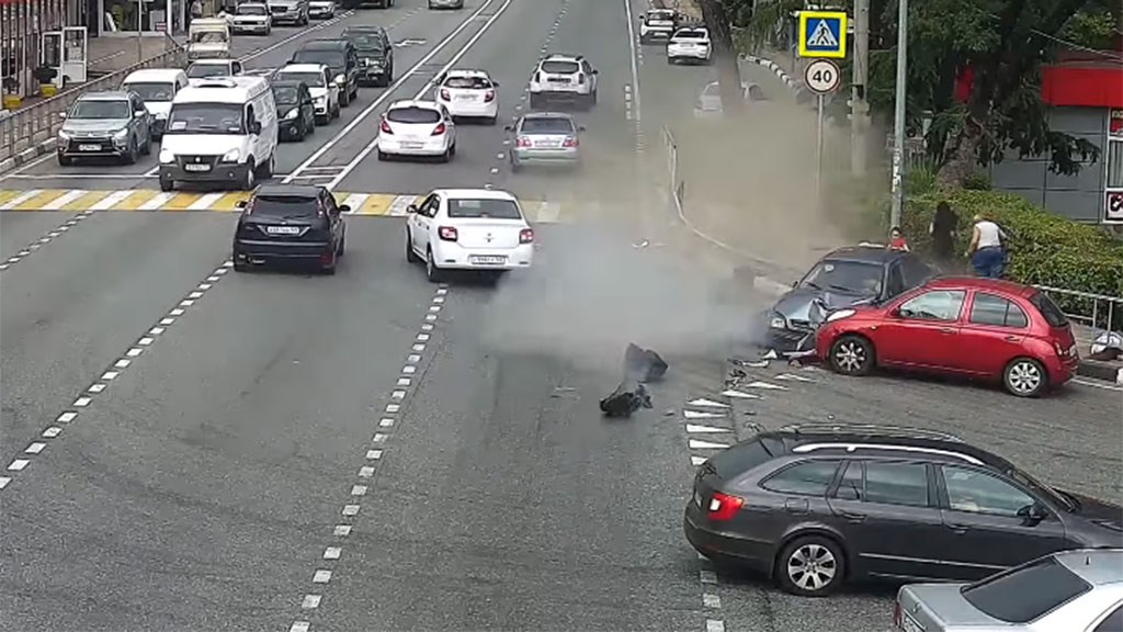 В Сочи водитель врезался в толпу на остановке