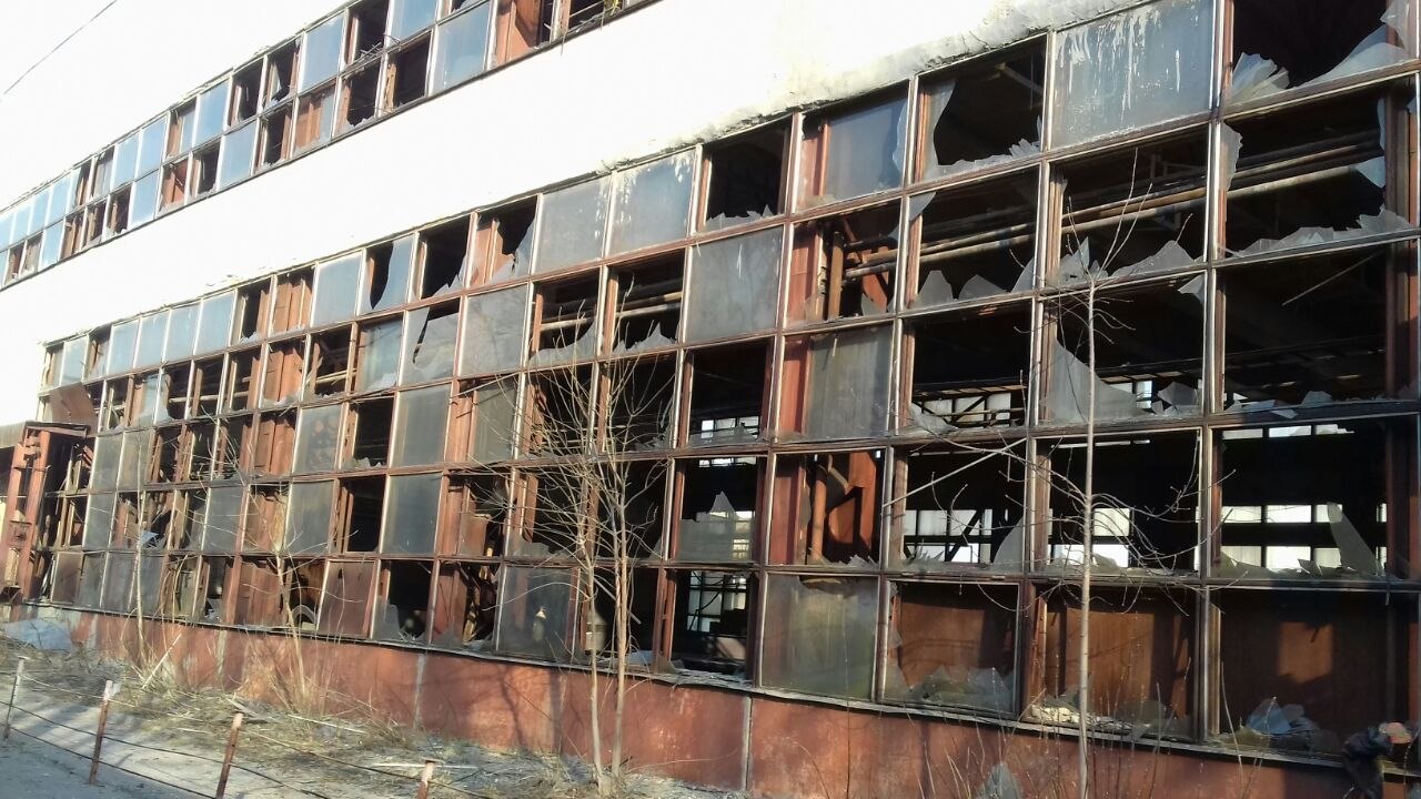 Жители Электростали лишились стекол из-за взрывов на загоревшемся складе