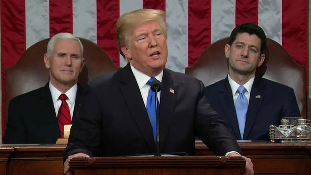Демократы не стали аплодировать Трампу во время его обращения к конгрессу