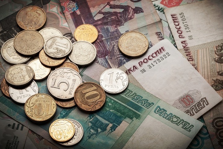 Более половины россиян хранит сбережения в рублях