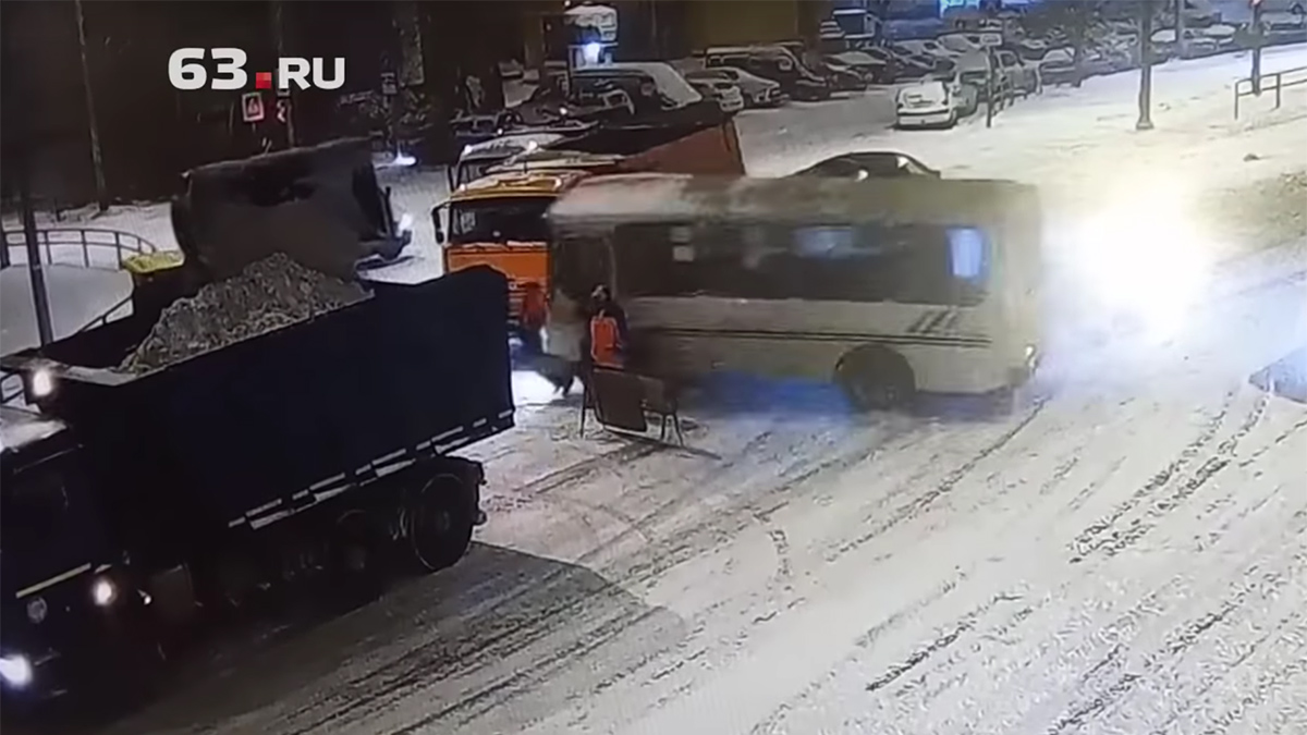 В Самаре автобус сбил трех дорожных рабочих. Видео