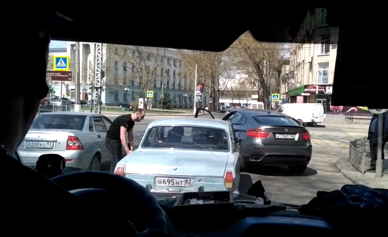 Владелец "пожилой" "Волги" устроил взбучку водителю BMW в Симферополе. Видео