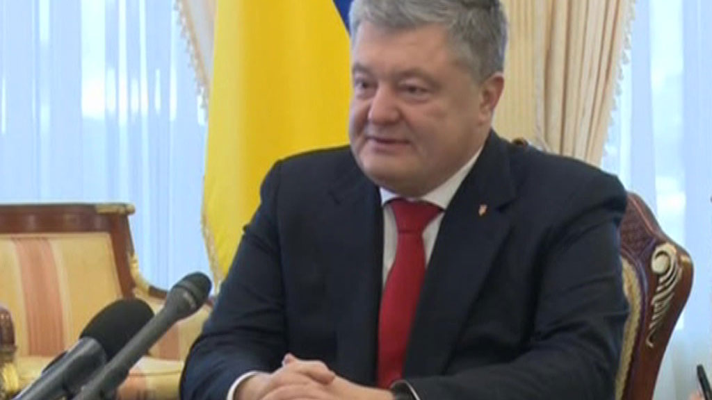 Порошенко доложил Майклу Помпео о введении военного положения на Украине
