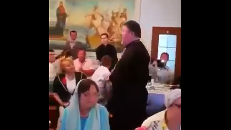Поп-звезда: священника, спевшего "Мурку", отправят под надзор в Тирасполь