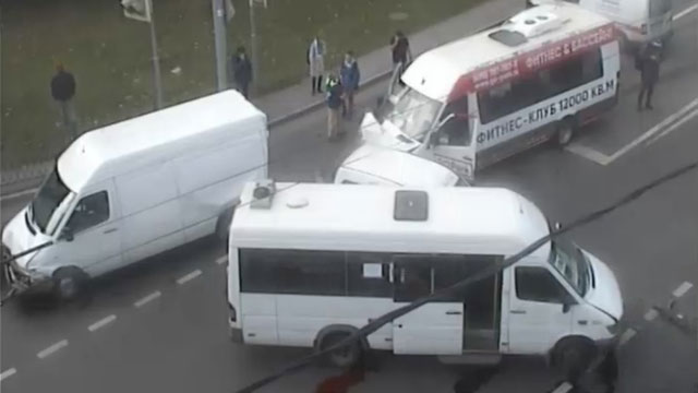 На севере Москвы столкнулись маршрутка и четыре легковушки