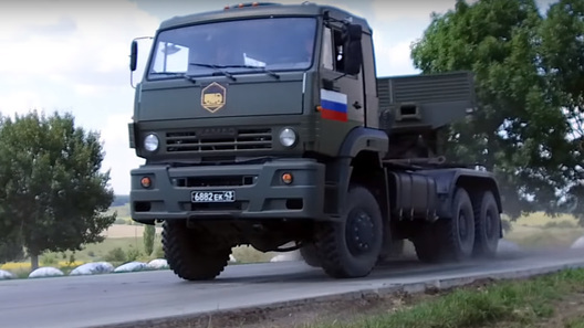 Посмотрите, как девушки гоняют на военных "КамАЗах"!