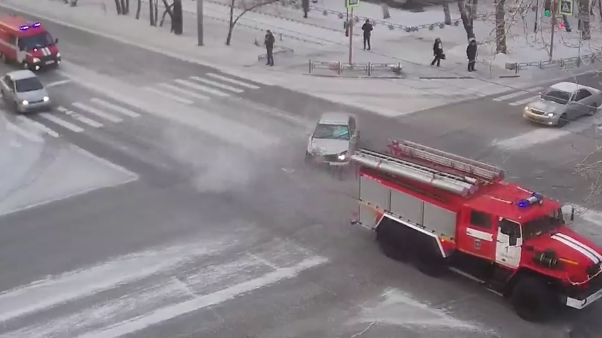 В Абакане в спешащую по вызову пожарную машину врезалась легковушка. Видео