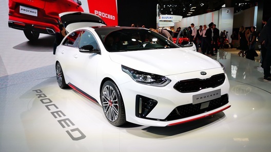 Kia начала выпускать "дешевый аналог Panamera": он приедет в Россию