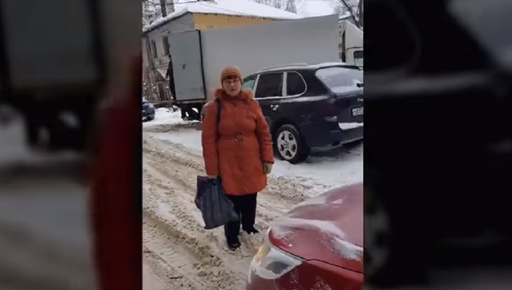 Жительница Воронежа заблокировала автомобилистам проезд