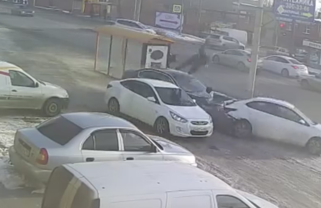 Камера наблюдения запечатлела момент страшного ДТП с пешеходом в Ростове