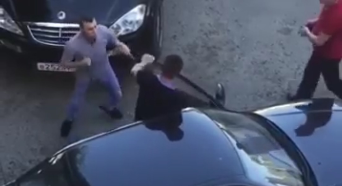 Очевидец снял на видео драку водителей, не поделивших выезд с парковки в Ставрополе