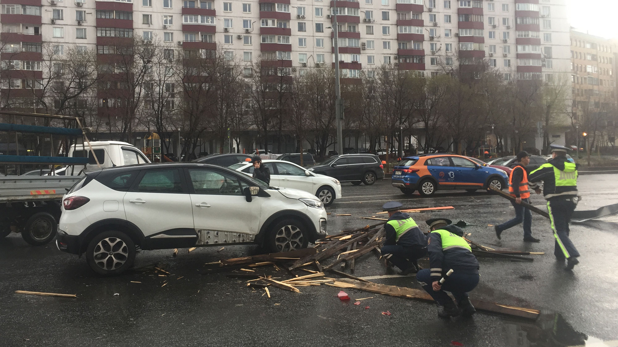 1200 поваленных в Москве деревьев вывезли на утилизацию