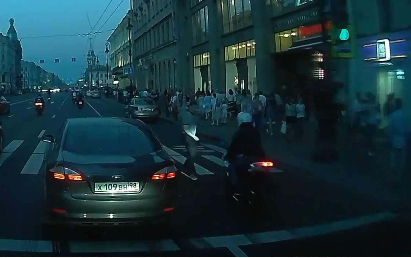 Момент наезда мотоциклиста на пешехода в центре Петербурга попал на видео