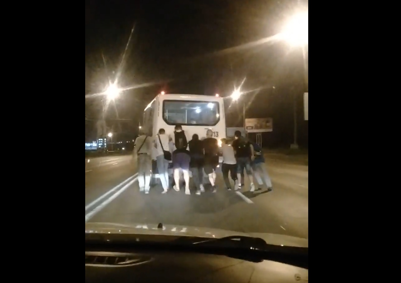 Пассажиры самостоятельно оттолкали автобус с закончившимся топливом на АЗС. Видео