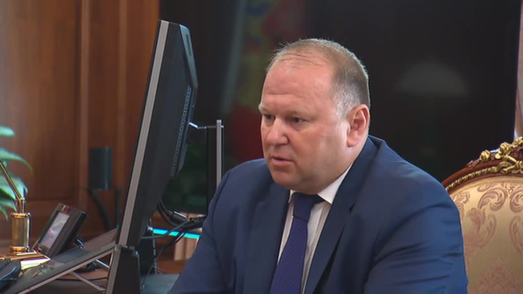 Цуканов подарил Артюхову книгу с цитатами Путина