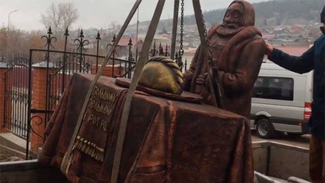 В Миассе увековечили большой пельмень, которому рот радуется