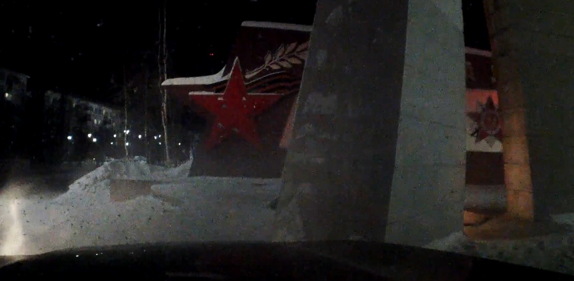 Нетрезвый лихач на чужом авто протаранил "Вечный огонь" в Надыме