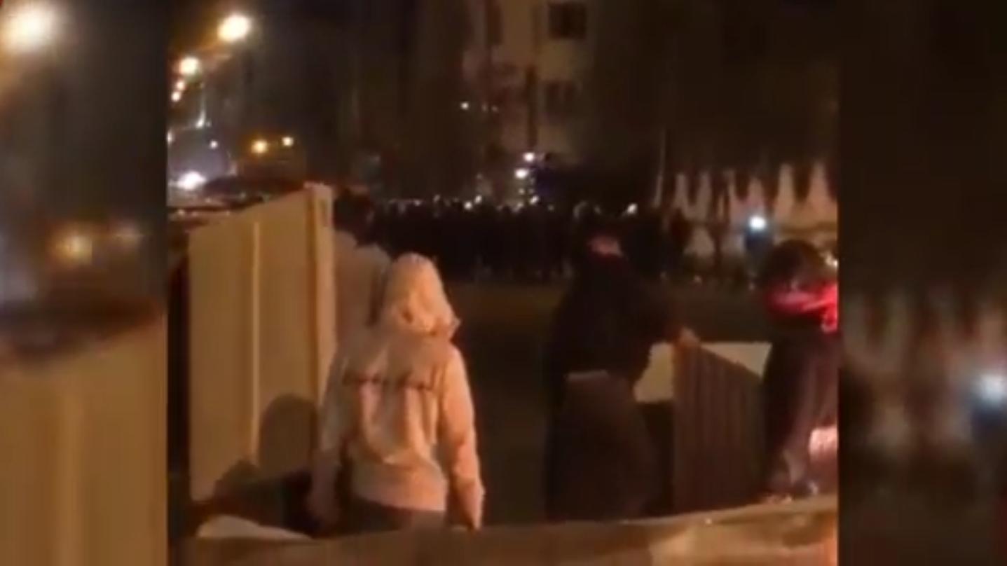 Автобус и легковушка врезались в группу полицейских в ходе столкновений в Тегеране