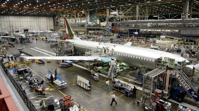 Мантуров: РФ не запретит поставки титана для Boeing